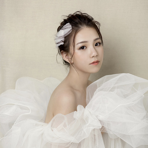 公交车被多人伦㢨吃
